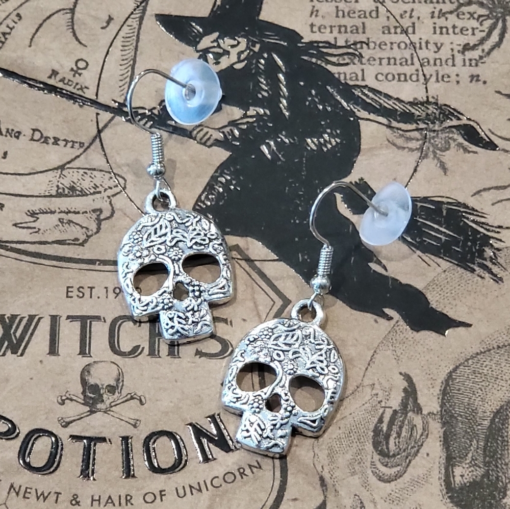 Skull Earrings - Picture 1 of 1